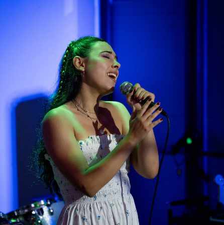 Bild von Valentina Preziosi singend auf der Bühne